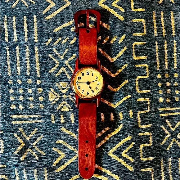 Vintage Wooden Desk Clock – Unique Wristwatch Design - Picture 12 of 12